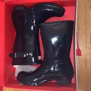 Women’s size 7 mid calf Hunter Boots. Glossy NAVY BLUE
